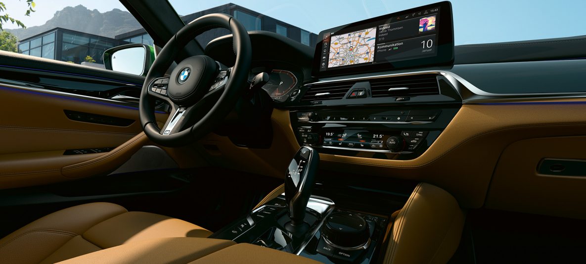 BMW M550i xDrive Limousine G30 LCI Facelift 2020 Cockpit mit 12,3'' Control Display