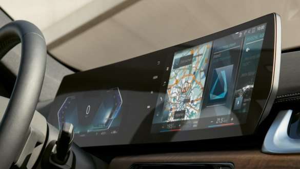 BMW iX1 U11 BEV Interieur Armaturenbrett Curved Display Seitenansicht